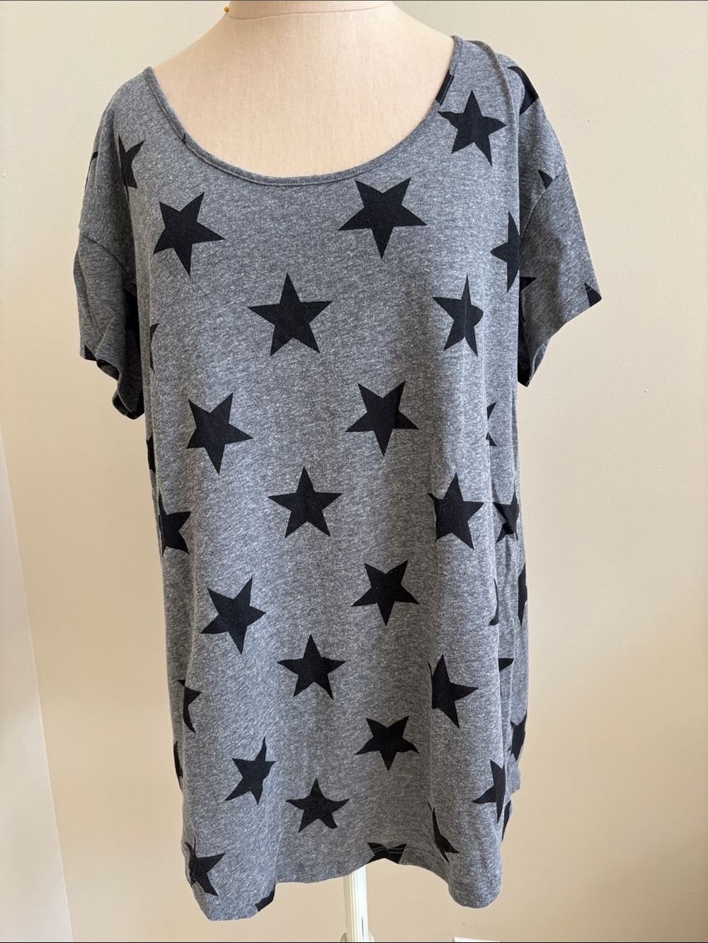 Alternative Gray Scoop Neck Tee with Black Stars